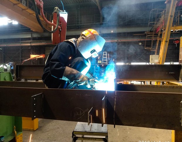 Anh Khải, lao động người Việt đang làm hàn xì tại một công ty cơ khí ở Nhật Bản. (Ảnh: Quang Sỹ/Vietnam+)