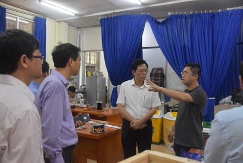 Đoàn công tác của Bộ Giáo dục và Đào tạo tham quan phòng thí nghiệm của Đại học Sư phạm Thành phố Hồ Chí Minh. (Ảnh: CTV/Vietnam+)