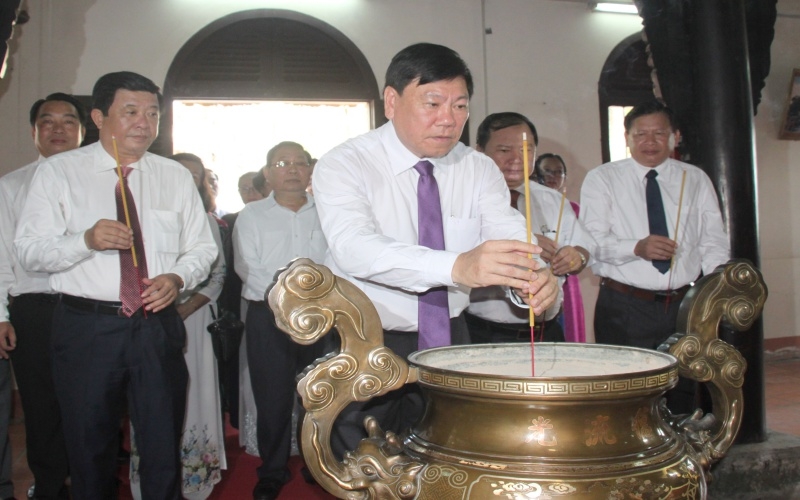 Đồng chí Trần Văn Rón, Ủy viên Trung ương Đảng, Bí thư Tỉnh ủy Vĩnh Long thắp hương nơi thờ Vua Hùng tại Vĩnh Long.