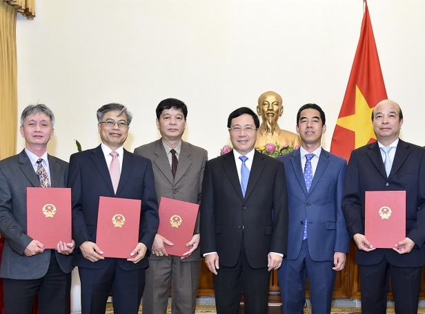 Phó Thủ tướng, Bộ trưởng Bộ Ngoại giao Phạm Bình Minh trao quyết định và chúc mừng 4 tân Tổng Lãnh sự.
