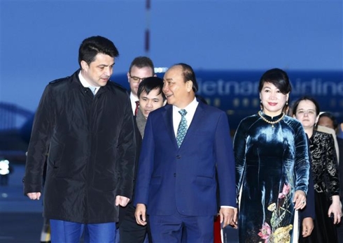 Lễ đón Thủ tướng Nguyễn Xuân Phúc và Phu nhân tại sân bay quốc tế Henri Coanda, Bucharest. Ảnh: TTXVN.