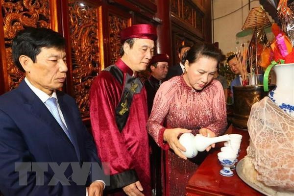 Chủ tịch Quốc hội Nguyễn Thị Kim Ngân thực hiện nghi lễ rót rượu dâng hương tại Đền Thượng. (Ảnh: Thành Đạt/TTXVN)