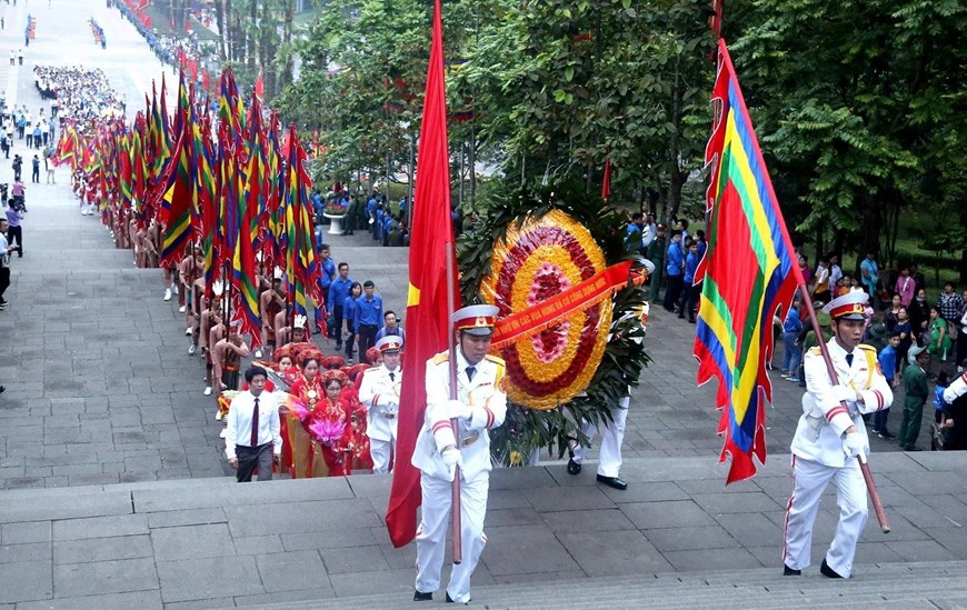 Đoàn dâng hương khởi hành lên núi Nghĩa Lĩnh. (Ảnh: Trung Kiên/TTXVN)