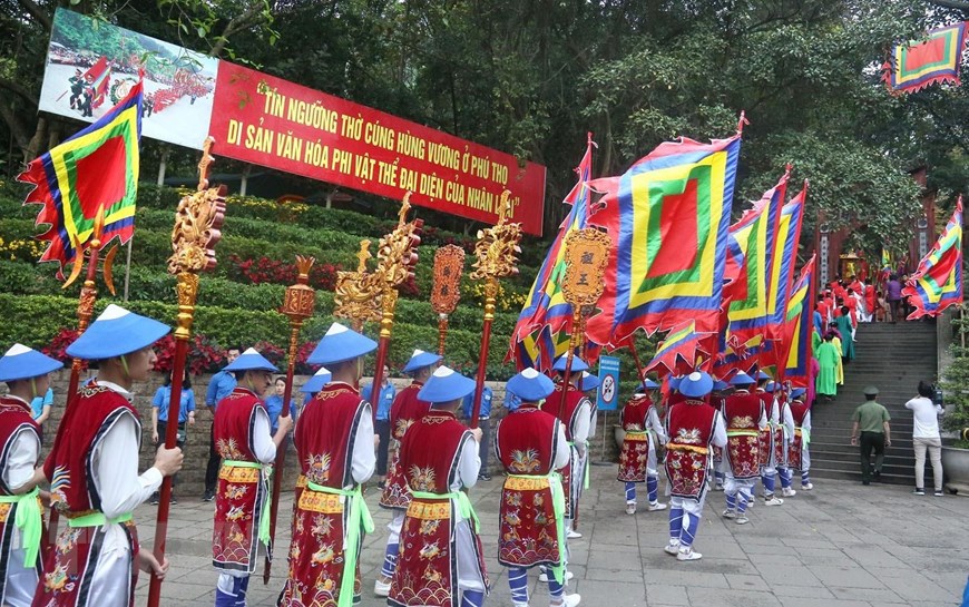 Đoàn dâng hương khởi hành lên núi Nghĩa Lĩnh. (Ảnh: Trung Kiên/TTXVN)