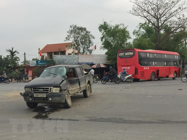 Hiện trường vụ tai nạn giao thông ở cầu Gián Khẩu (huyện Hoa Lư, Ninh Bình) ngày 12/4. (Ảnh: Minh Đức/TTXVN)