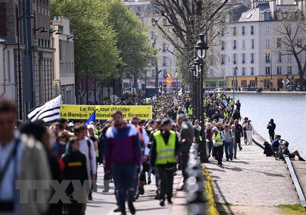 Người biểu tình Áo vàng tập trung tại khu vực La Defense, phía tây Paris, Pháp, ngày 6/4. (Nguồn: AFP/TTXVN)