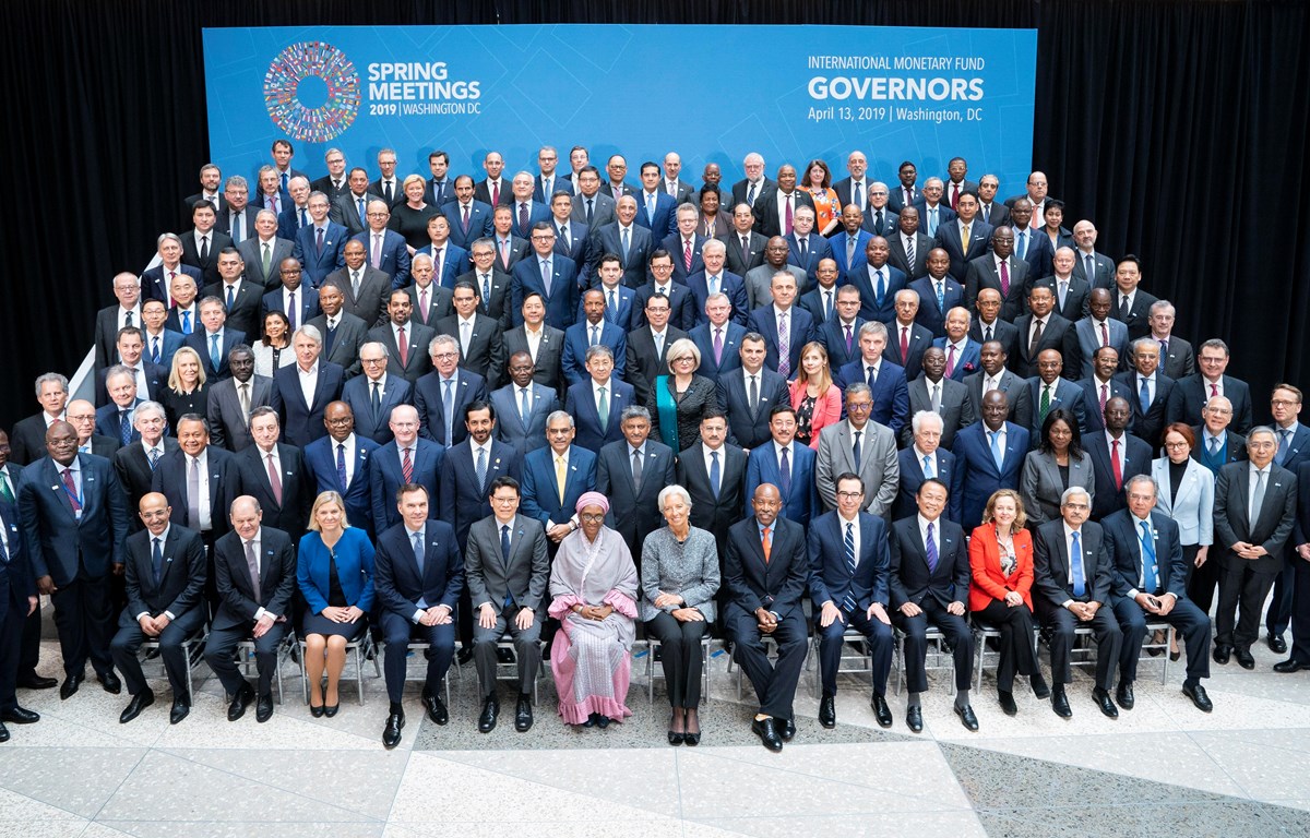 Các đại biểu chụp ảnh lưu niệm tại Hội nghị mùa Xuân của Quỹ Tiền tệ quốc tế (IMF) và Ngân hàng Thế giới (WB) diễn ra ở Washington (Mỹ), ngày 13/4. (Ảnh: AFP/TTXVN)