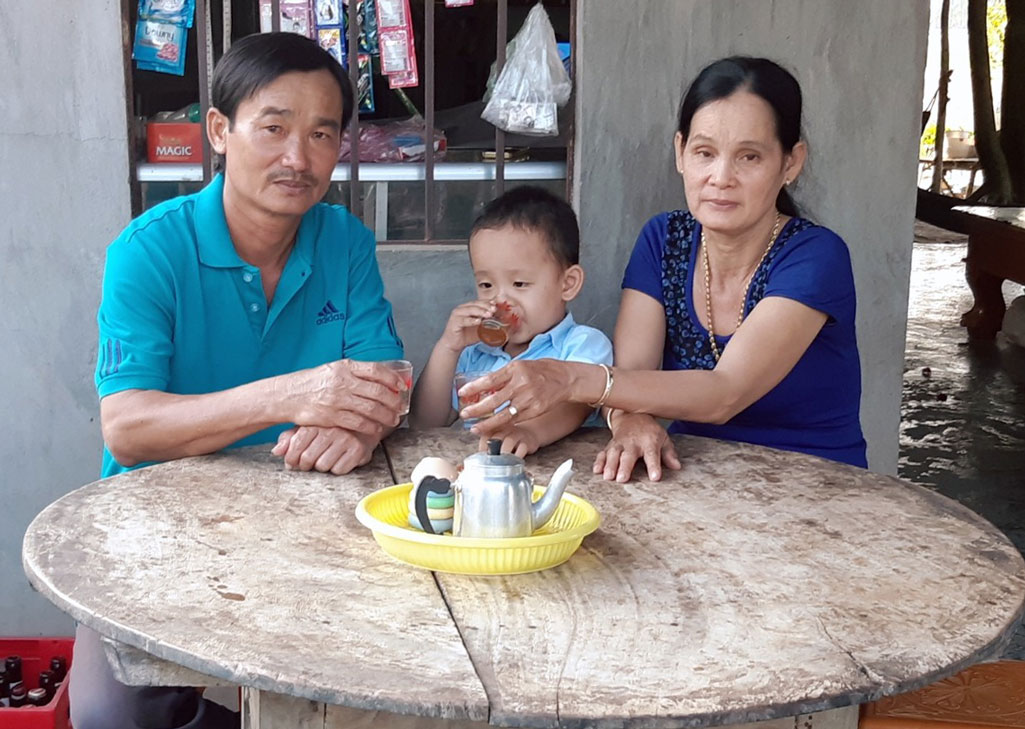 Ông Nguyễn Thành Cho và bà Võ Thị Loan hạnh phúc bên cháu ngoại của mình