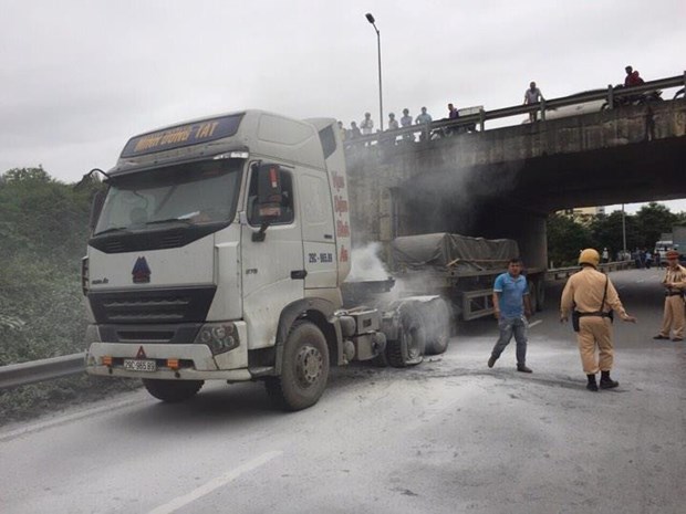 Cảnh sát giao thông hỗ trợ dập lửa trong vụ cháy xe chiều 16/4 (Ảnh: CTV)