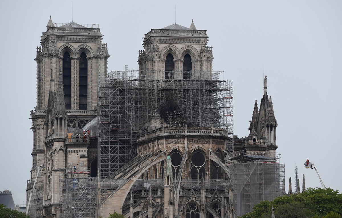 Đám cháy tại Nhà thờ Đức Bà ở thủ đô Paris, Pháp đã được dập tắt hoàn toàn ngày 16/4/2019. (Ảnh: AFP/TTXVN)