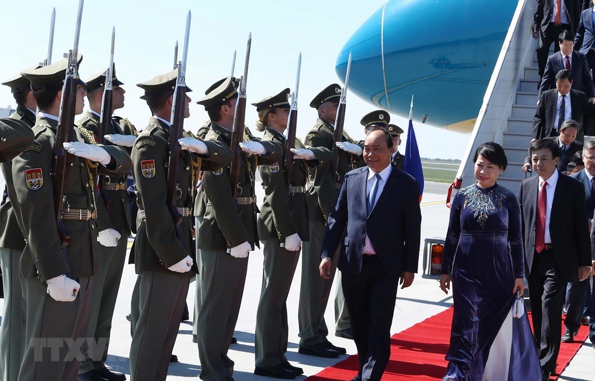 Lễ đón Thủ tướng Nguyễn Xuân Phúc và Phu nhân tại sân bay quốc tế Vaclav Havel, Praha. (Ảnh: Thống Nhất/TTXVN)