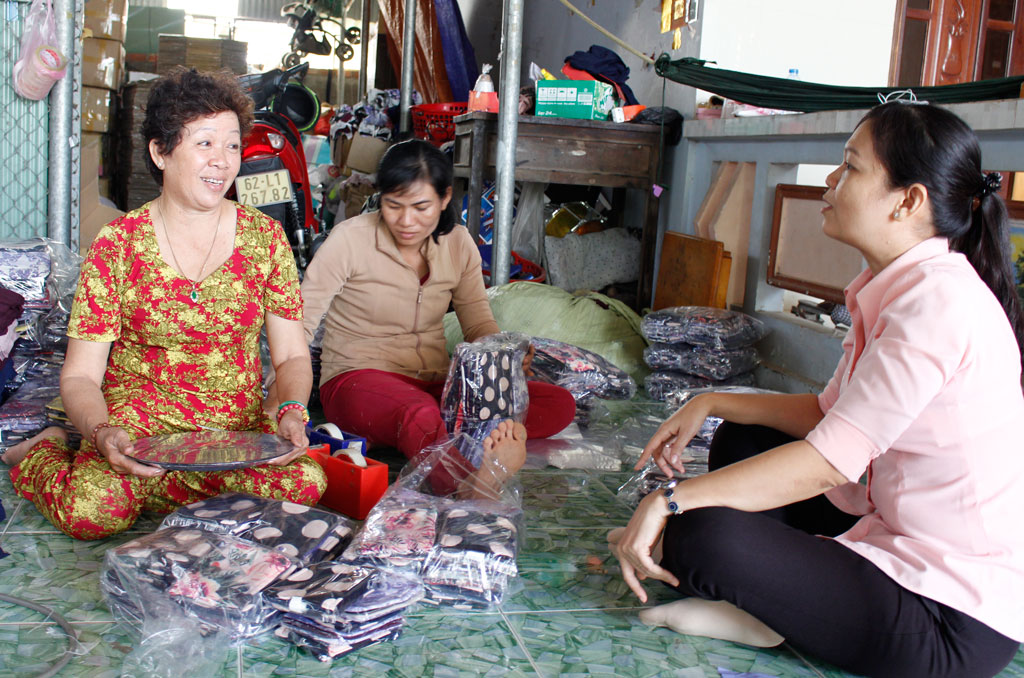 Cơ sở sản xuất của bà Nguyễn Thị Tám hỗ trợ việc làm cho phụ nữ nghèo