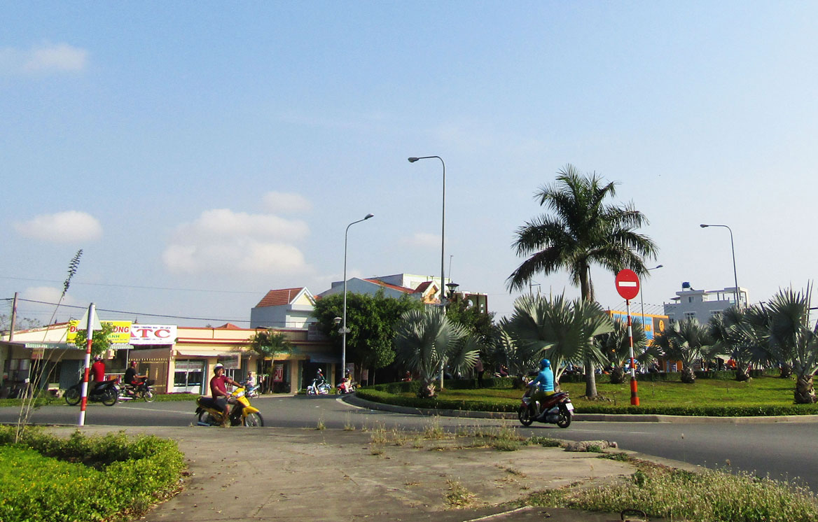 Chạy vô tư dù có biển “Cấm đi ngược chiều” Dù có biển “Cấm đi ngược chiều” nhưng người tham gia giao thông vẫn vô tư chạy, bất chấp nguy hiểm
