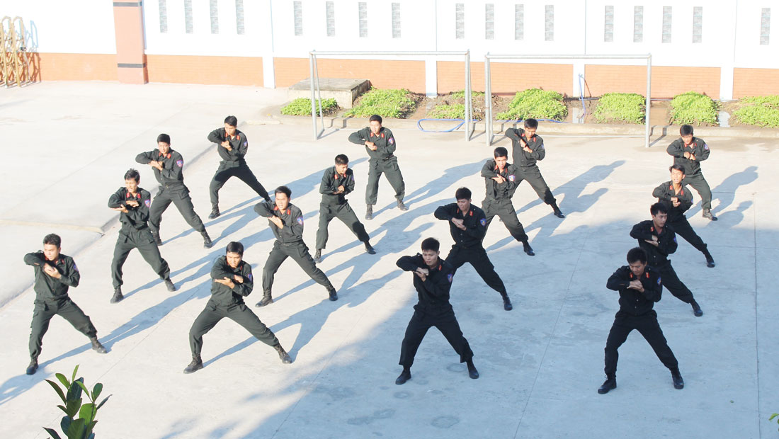 Lực lượng cảnh sát cơ động tập luyện võ thuật