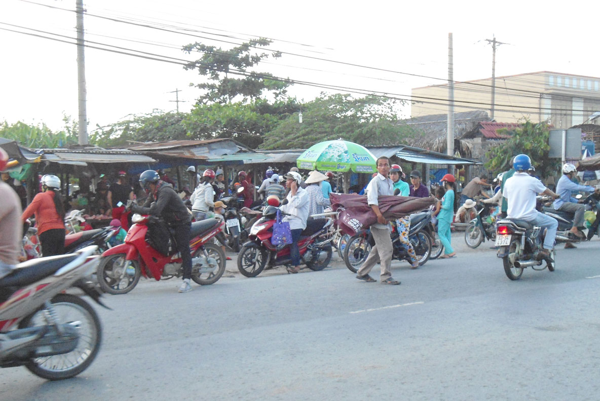 Chợ tự phát gây mất an toàn giao thông