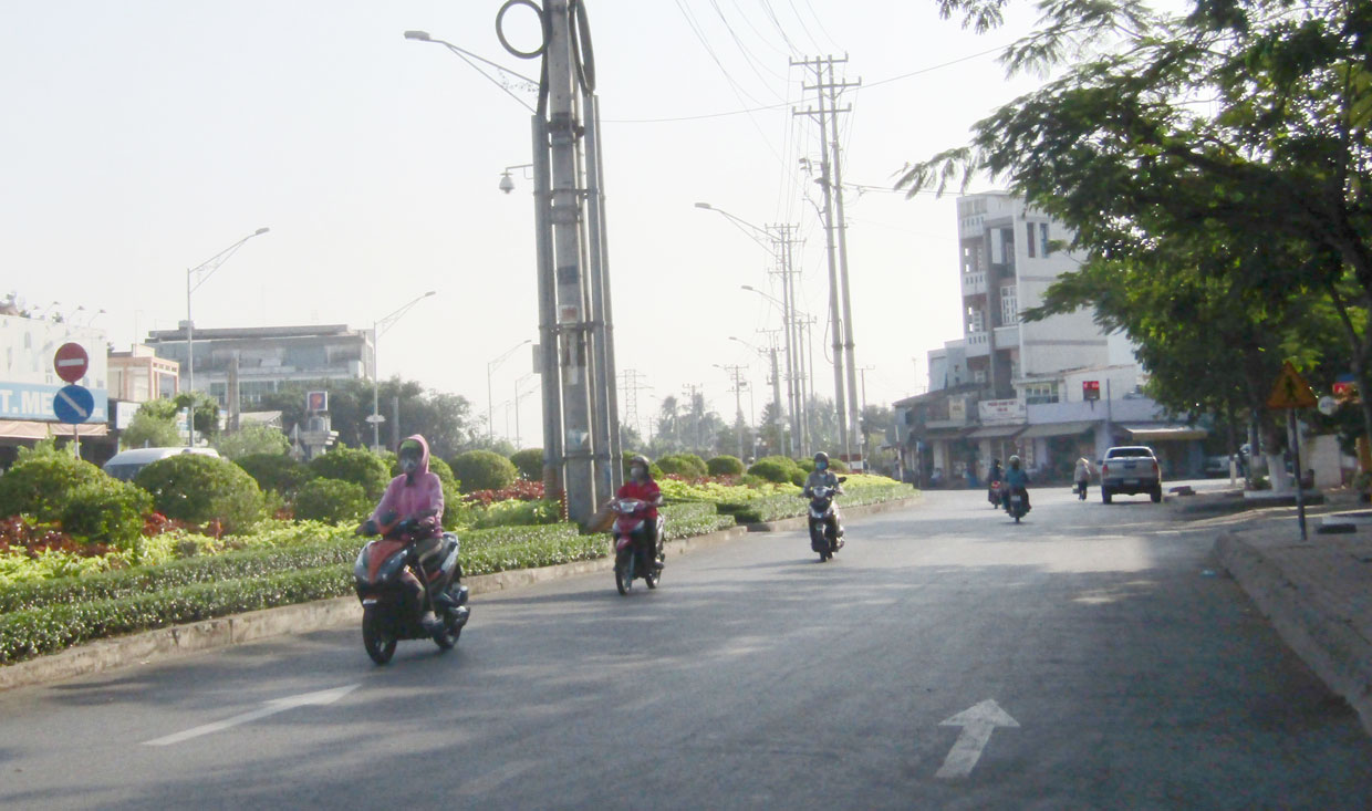 Chạy vô tư dù có biển “Cấm đi ngược chiều” Các phương tiện lưu thông ngược chiều đoạn qua Bưu điện Trung tâm, phường 2, TP.Tân An