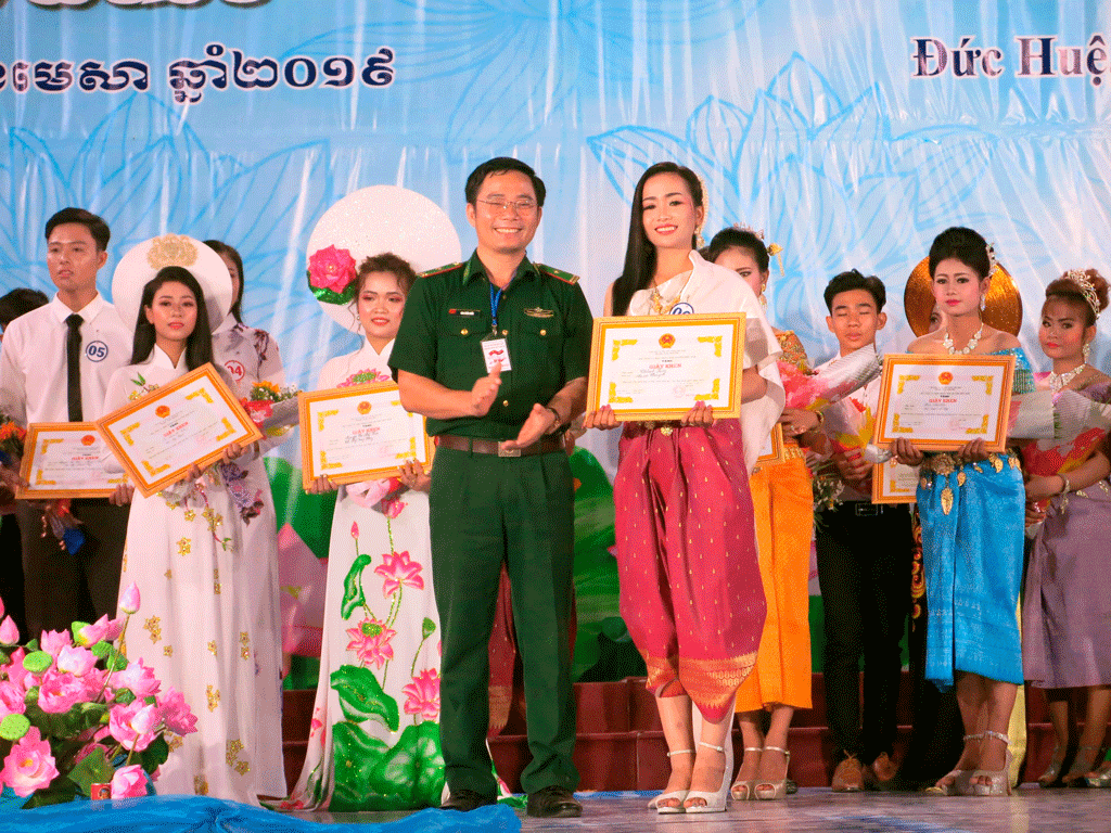 Thiếu tá Cao Xuân Hiền – Chính trị viên Đồn Biên Phòng Cửa khẩu Mỹ Quý Tây trao danh hiệu hoa khôi hội thi cho thí sinh Chhun Savy