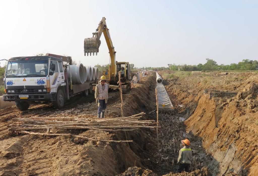 Long An focuses on site clearance, creates clean land fund to attract investment Phuoc Dong Bridge Harbour IP is implementing infrastructure construction