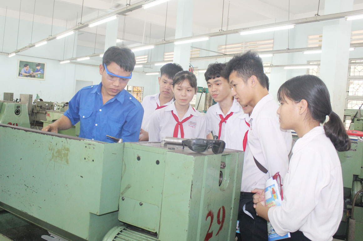 Trường Cao đẳng Nghề Long An: Nhiều cách làm hay trong công tác tư vấn tuyển sinh - hướng nghiệp Học sinh THCS thao quan Trường Cao đẳng Nghề Long An