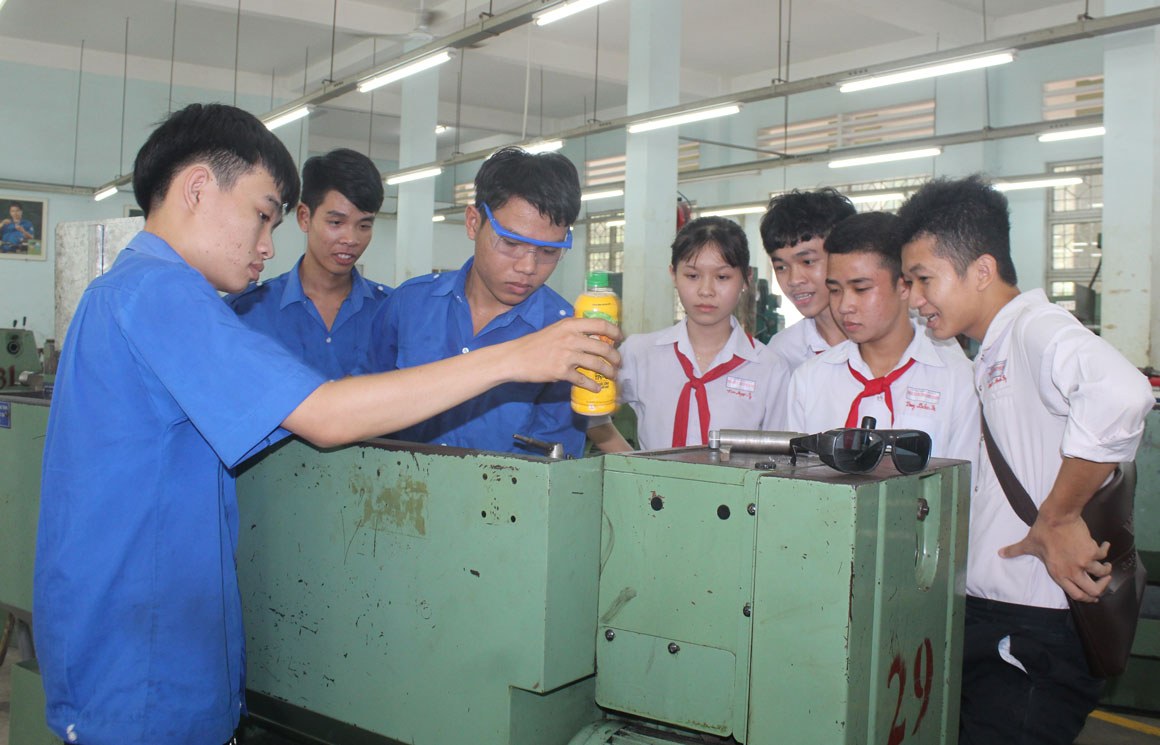 Trường Cao đẳng Nghề Long An: Nhiều cách làm hay trong công tác tư vấn tuyển sinh - hướng nghiệp Ban Giám hiệu Trường Cao đẳng Nghề Long An luôn bảo đảm trên 95% học viên học nghề sau khi tốt nghiệp có việc làm ổn định