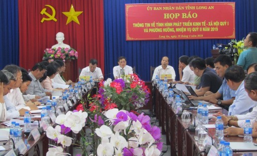 Well-provided information, journal-reflected issues timely verified Many issues are mentioned during the press conference by reporters