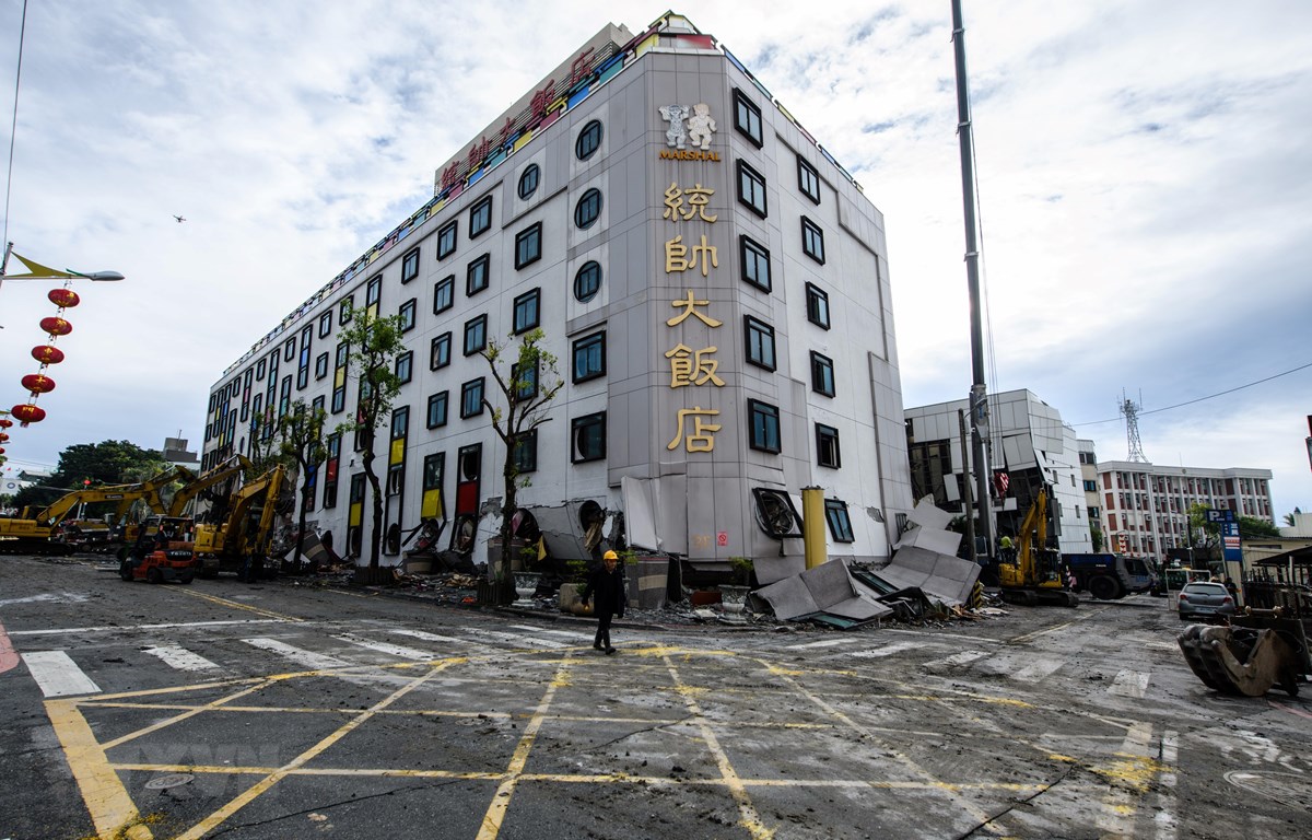 Một khách sạn bị hư hại sau trận động đất ở thành phố Hoa Liên, Đài Loan ngày 9/2/2018. (Ảnh: AFP/TTXVN)
