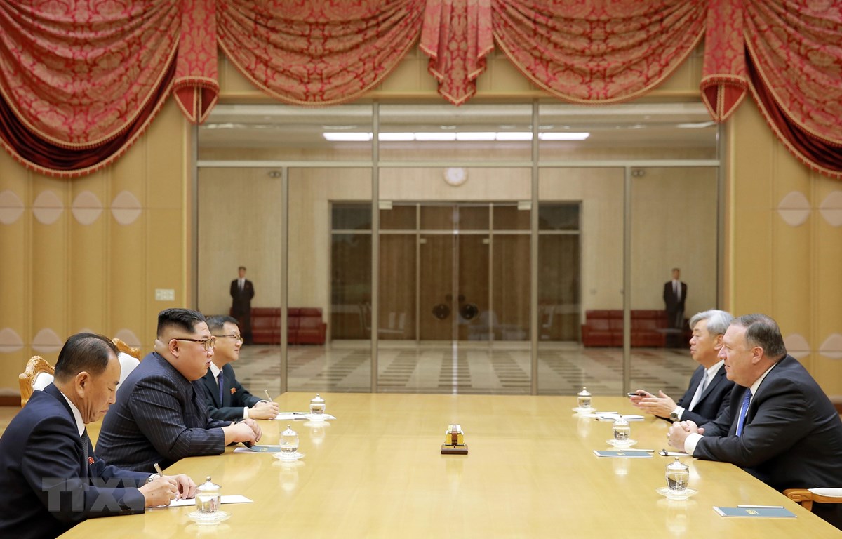 Ngoại trưởng Mỹ Mike Pompeo (phải) trong chuyến thăm Triều Tiên hội kiến nhà lãnh đạo Kim Jong-un (thứ 2, trái) tại Bình Nhưỡng ngày 10/5/2018. (Ảnh: AFP/TTXVN)
