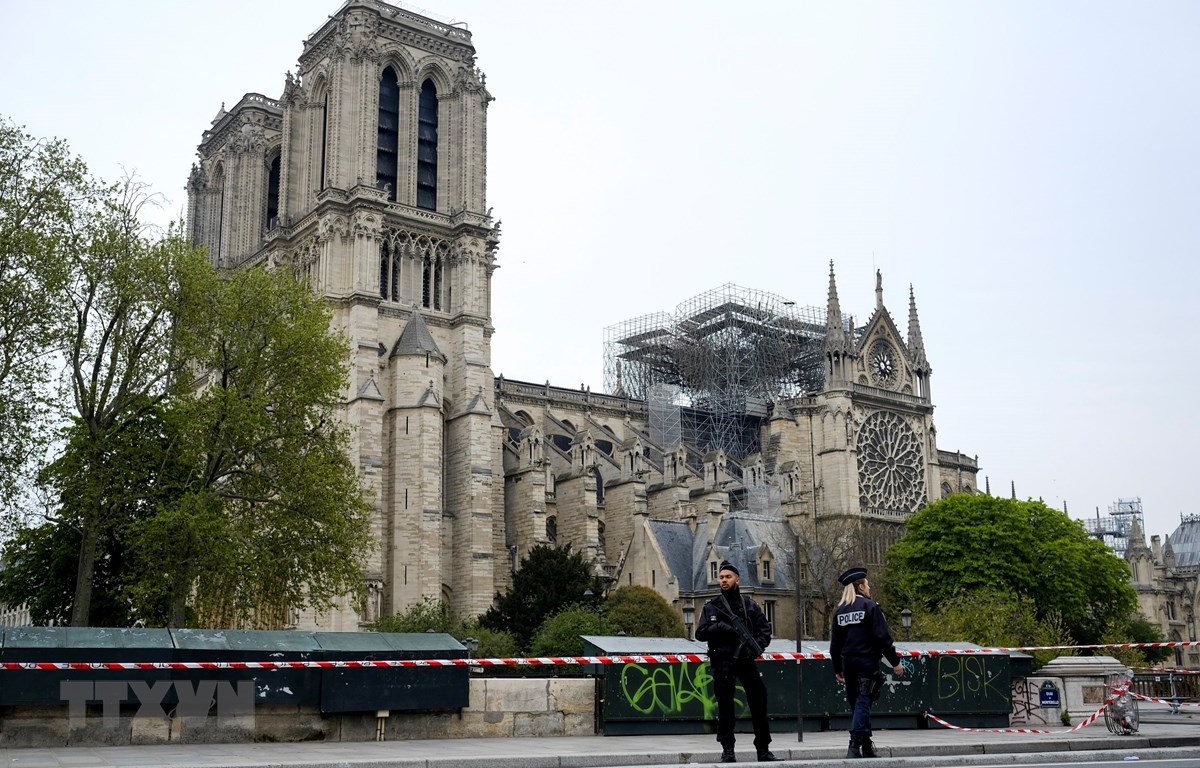 Cảnh sát gác gần Nhà thờ Đức Bà ở Paris sau vụ hỏa hoạn ngày 16/4/2019. (Ảnh: THX/TTXVN)