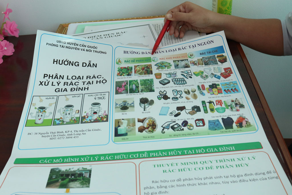 Huyện Cần Giuộc tổ chức tuyên truyền, hướng dẫn người dân phân loại rác tại gia đình