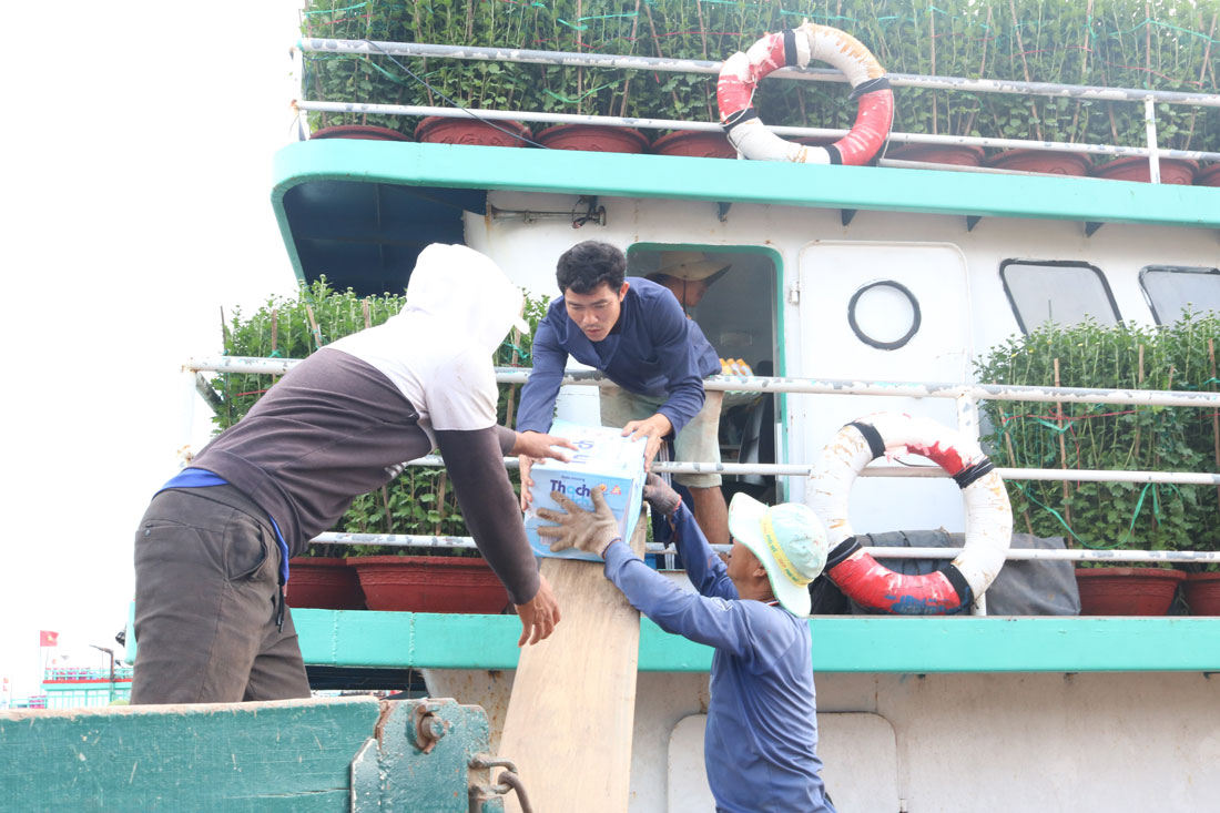 Những chuyến tàu mang nhu yếu phẩm phục vụ người dân trên đảo Lý Sơn