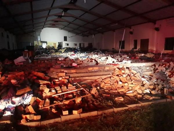 Hiện trường vụ sập mái nhà thờ. (Nguồn: timeslive.co.za)