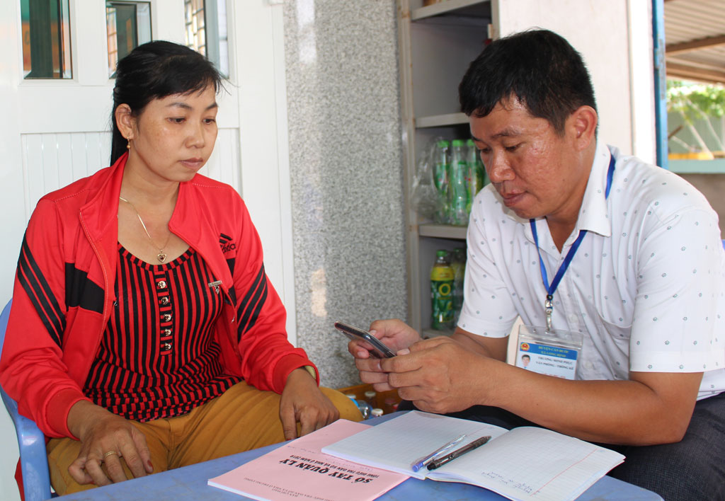 Các điều tra viên và tổ trưởng xã Long Định, huyện Cần Đước, là những người thành thạo về công nghệ thông tin và trẻ tuổi nên năng động, nhiệt tình trong thực hiện nhiệm vụ