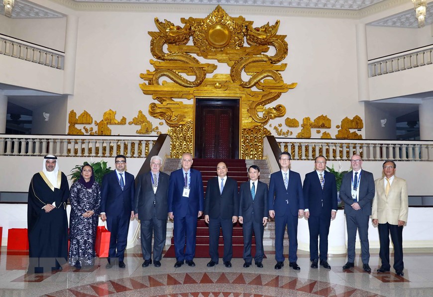 Thủ tướng Nguyễn Xuân Phúc và các Trưởng đoàn tại buổi tiếp. (Ảnh: Thống Nhất/TTXVN)  Prev