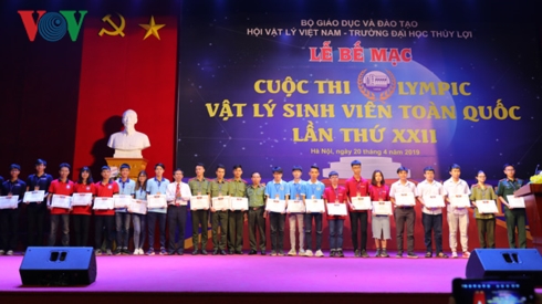 Trao giải cho các sinh viên đoạt giải trong cuộc thi Olympic Vật lý sinh viên toàn quốc năm 2019 