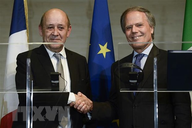 Ngoại trưởng Italy Enzo Moavero (phải) và Ngoại trưởng Pháp Jean-Yves Le Drian (trái) tại cuộc họp báo ở Rome,Italy. (Nguồn: AFP/TTXVN)