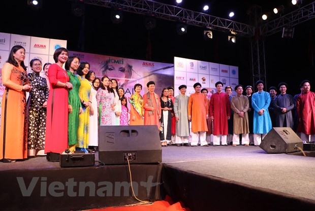 Dàn người mẫu áo dài Việt Nam tại Tuần lễ thời trang toàn cầu ở Ấn Độ. (Ảnh: Huy Lê/Vietnam+)