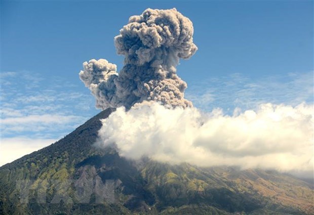 Volcano on Indonesia’s Bali resort island erupts again Mount Agung spew ashes on July 6, 2018. (Photo: AFP/VNA