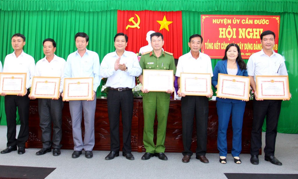Bí thư Huyện ủy Cần Đước - Nguyễn Việt Cường trao giấy khen cho tổ chức Đảng hoàn thành tốt nhiệm vụ năm 2018