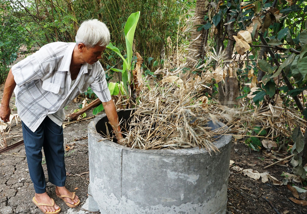 Gia đình ông Huỳnh Văn Đậu (xã Long Thượng, huyện Cần Giuộc) được xây lò đốt rác miễn phí
