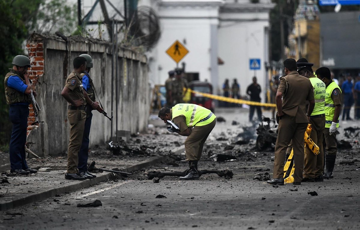 Lực lượng an ninh Sri Lanka điều tra tại hiện trường vụ nổ xe tải bên ngoài nhà thờ St. Anthony ở thủ đô Colombo ngày 22/4. (Ảnh: AFP/TTXVN)