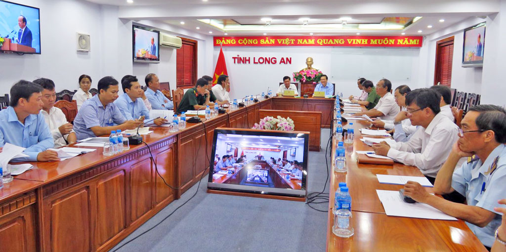Secretary of Provincial Party Committee, Chairman of Provincial People's Council - Pham Van Ranh; Chairman of the provincial People's Committee - Tran Van Can, leaders of departments and sectors attended at Long An end-point bridge