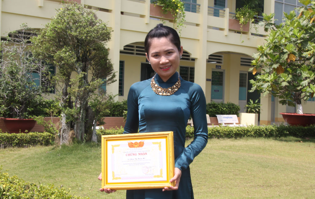 Cô Phan Thị Hoàn Mơ đoạt giải nhất cuộc thi Giáo viên chủ nhiệm giỏi cấp tiểu học cấp tỉnh năm học 2018-2019