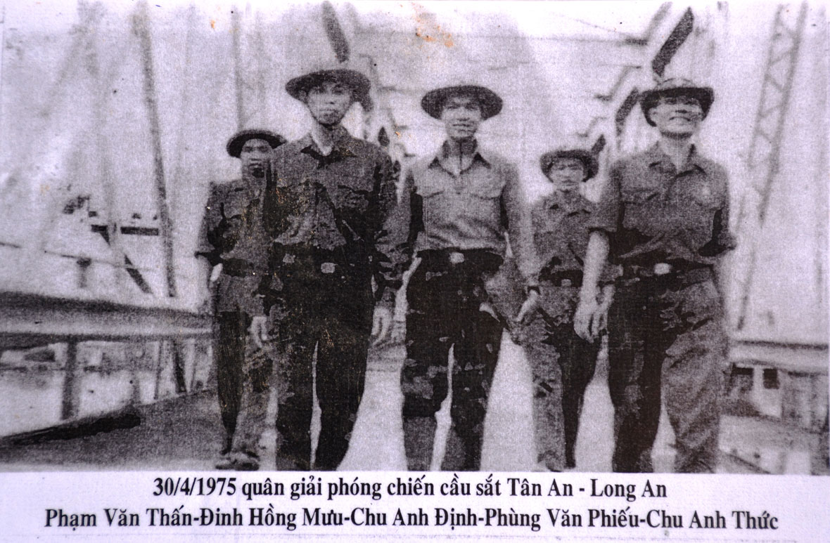 Ông Chu Anh Thức cùng các chiến sĩ vượt cầu sắt, tiến vào giải phóng thị xã Tân An ngày 30/4/1975 (ảnh chụp lại)