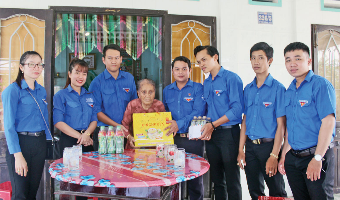 Đoàn viên, thanh niên huyện Châu Thành đến thăm Mẹ Việt Nam Anh hùng Nguyễn Thị Chưởng