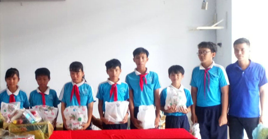 Đoàn xã tặng quà cho học sinh có hoàn cảnh khó khăn