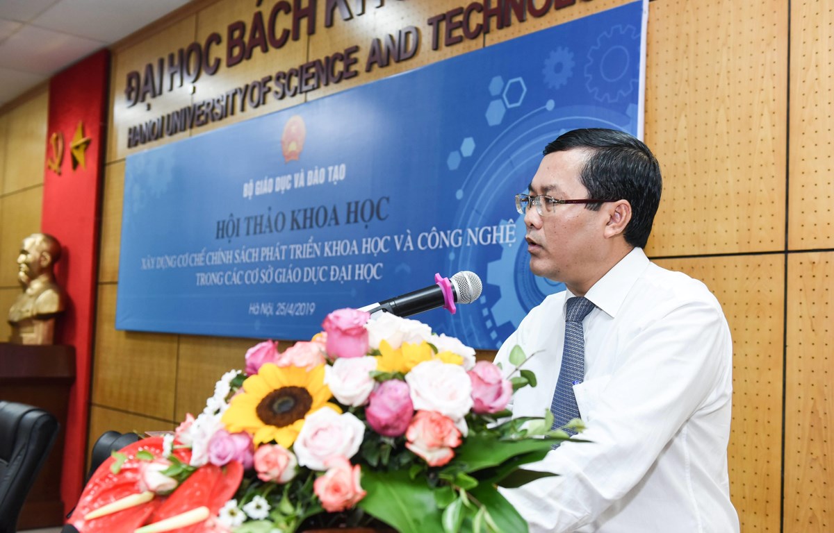 Thứ trưởng Bộ Giáo dục và Đào tạo Nguyễn Văn Phúc phát biểu chỉ đạo tại Hội thảo. (Ảnh: PV/Vietnam+)