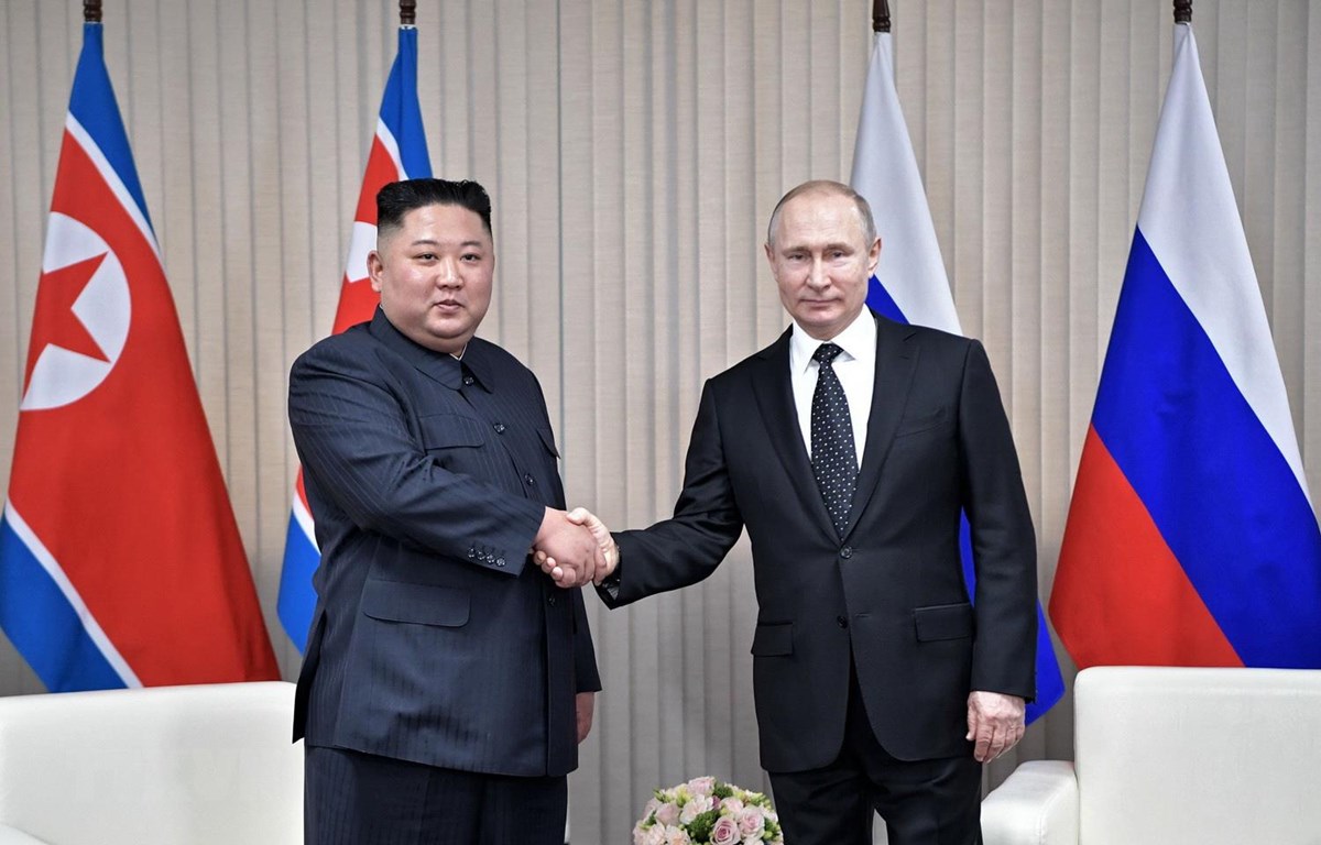 Tổng thống Nga Vladimir Putin và nhà lãnh đạo Triều Tiên Kim Jong-un trong cuộc gặp tại Trường Đại học Liên bang Viễn Đông ở đảo Rusky thuộc Vladivostok ngày 25/4. (Ảnh: AFP/TTXVN)