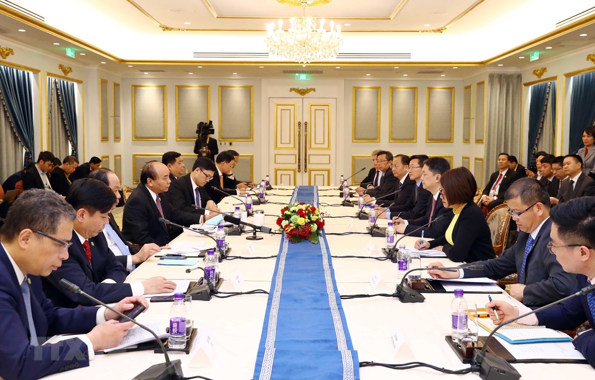 Thủ tướng Nguyễn Xuân Phúc tiếp lãnh đạo các doanh nghiệp hàng đầu trong lĩnh vực năng lượng của Trung Quốc. (Ảnh: Thống Nhất/TTXVN)