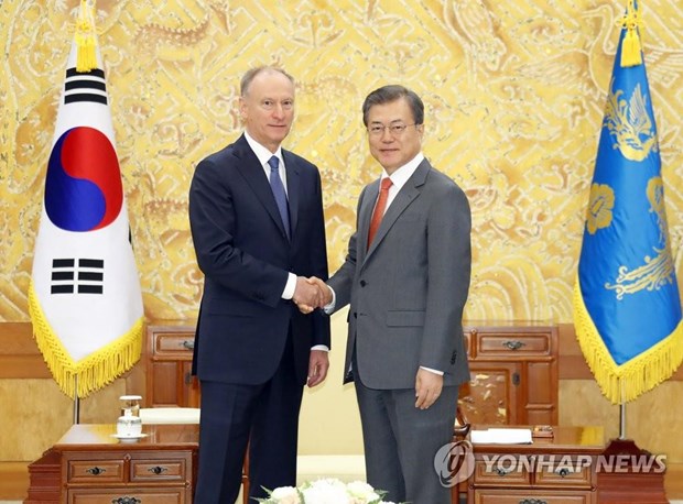 Thư ký Hội đồng An ninh Nga Nikolai Patrushev gặp Tổng thống Hàn Quốc Moon Jae-in. (Nguồn: Yonhap)