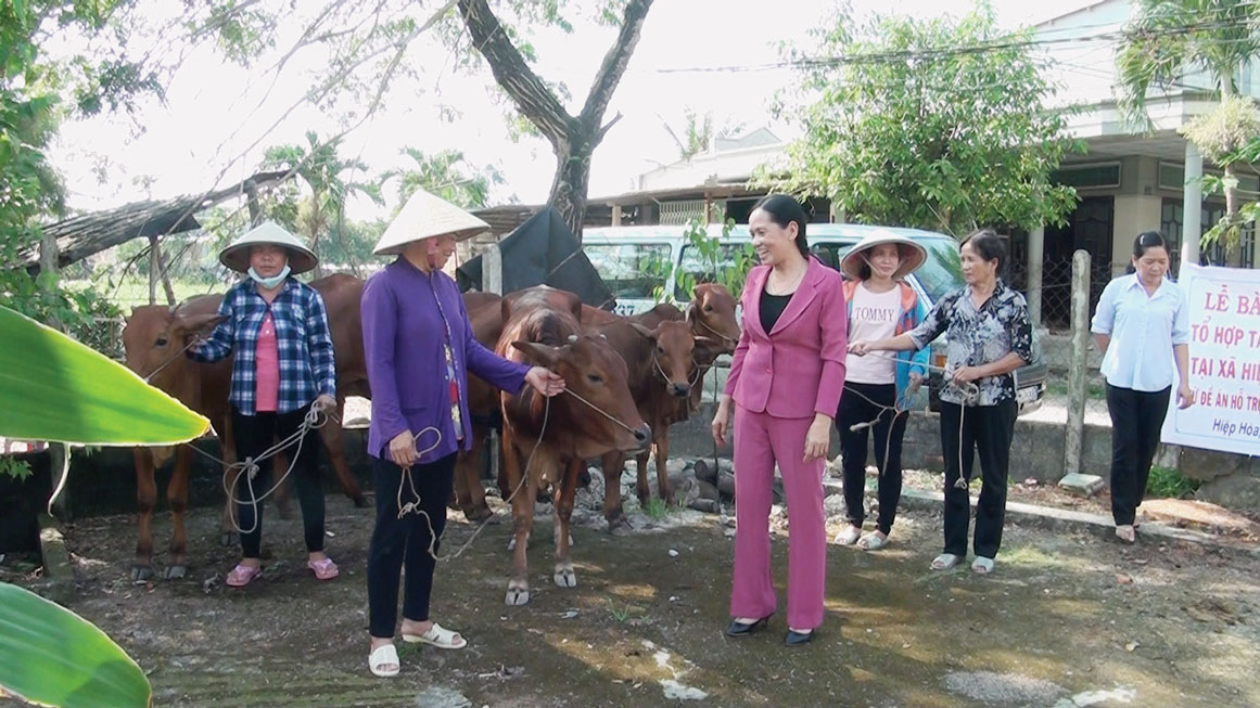 Phong trào “Long An chung tay vì người nghèo - không để ai bị bỏ lại phía sau” trở thành phong trào thi đua sôi nổi (Trong ảnh: Hỗ trợ bò cho người nghèo, hoàn cảnh khó khăn)